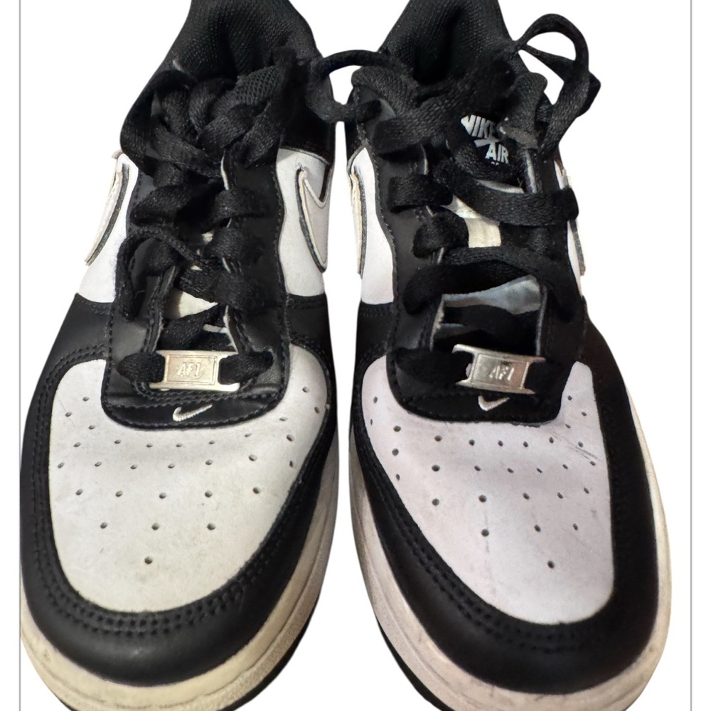 Nike low Black and White Sneakers size 5 youth